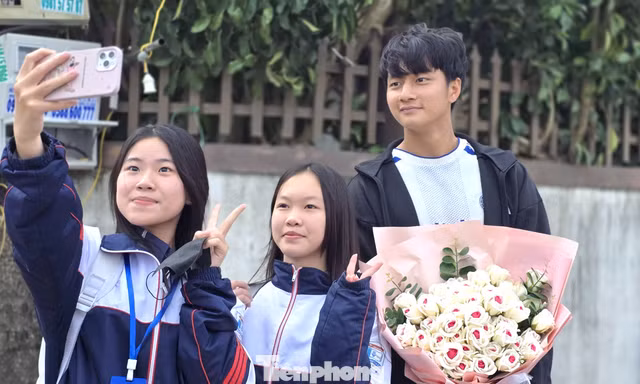 Fan hâm mộ vây kín, làng quê rộn ràng đón người hùng Cao Văn Bình trở về