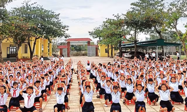 Học sinh vùng lũ nhận món quà 'đặc biệt' sau một tuần phải nghỉ học do mưa bão