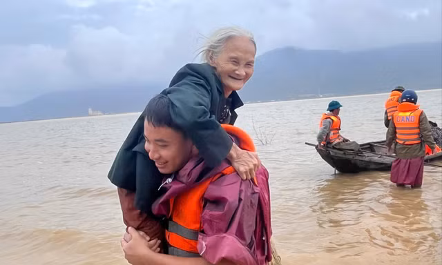 Hà Tĩnh gấp rút di dời hàng trăm hộ dân bị ngập do mưa lũ