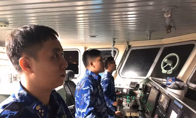 Tàu cá có 8 ngư dân bị chìm