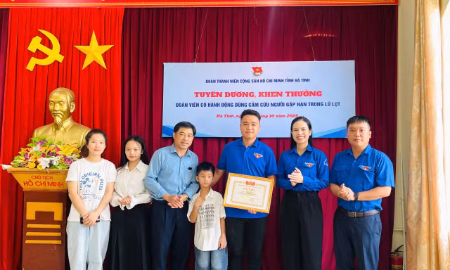Nam sinh Hà Tĩnh cứu bé 7 tuổi khỏi dòng nước lũ 