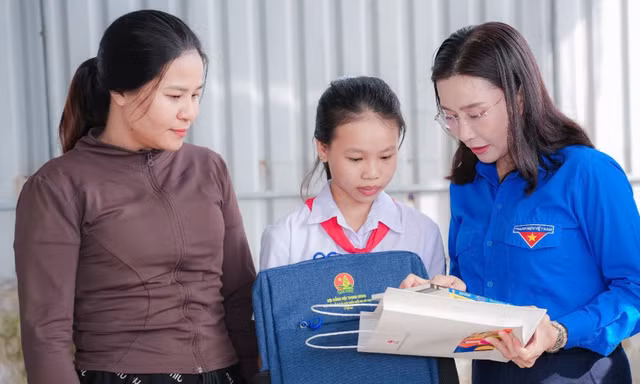 T.Ư Đoàn thăm, tặng quà hỗ trợ thanh thiếu nhi bị ảnh hưởng sau bão