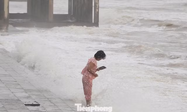 Bão áp sát, người dân vẫn vô tư 'chơi đùa' với sóng biển Cửa Lò