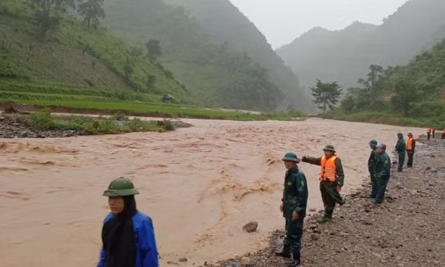 Tìm kiếm người bị lũ cuốn trên đường vào rẫy cho gà ăn