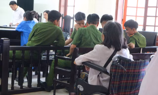Người mẹ già cạn nước mắt khi con gái trượt dài trong cảnh 'cơm tù áo số'