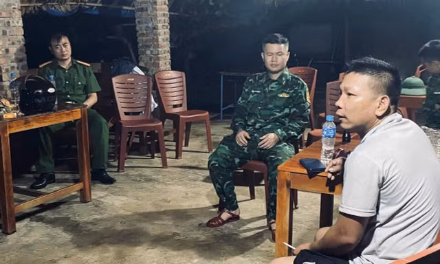 Chìm bè do dông lốc, 4 ngư dân may mắn được cứu sống