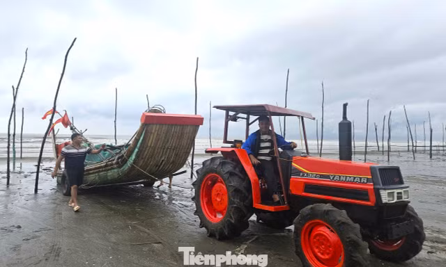 Ngư dân hối hả kéo ‘cần câu cơm’ về nhà tránh bão số 10 