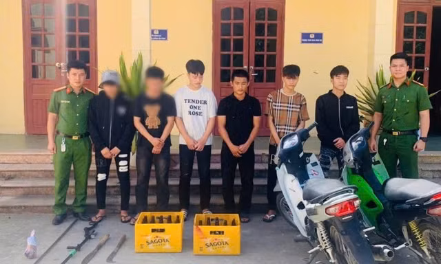 Nhóm ‘quái xế” mang hung khí, ném vỏ bia vào nhà dân dù bỏ chạy vẫn không thoát