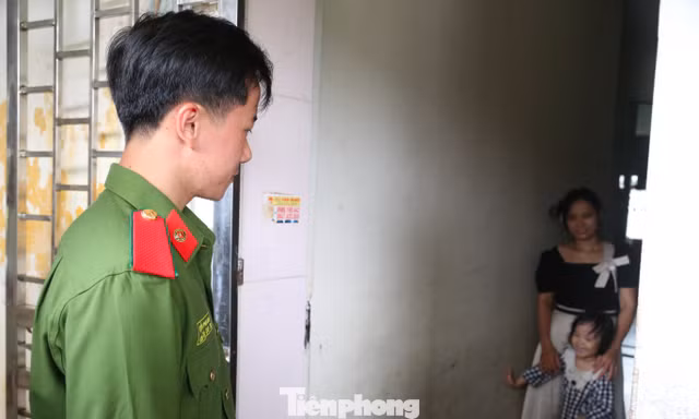 Chung cư 50 năm tuổi xuống cấp, công an gõ cửa từng nhà sơ tán dân tránh bão
