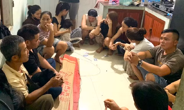 Triệt phá sới bạc có nhiều phụ nữ tham gia, lắp camera cảm biến báo động