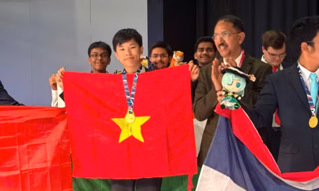 ‘Cú đúp’ Huy chương Vàng Olympic Vật lý của nam sinh Nghệ An