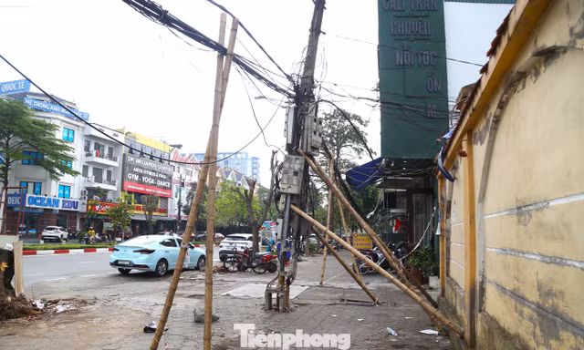 Những cột điện 'chống nạng' trên đường phố