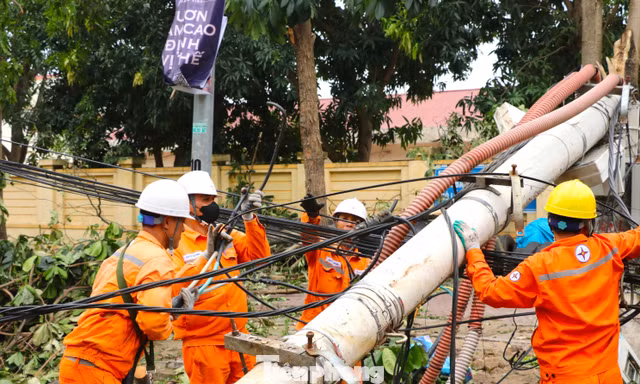Suốt đêm ngày dựng lưới điện bị bão số 5 'xé tan' 