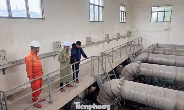 Nghệ An: Dùng máy nổ phát điện để tiêu, thoát lũ sau bão