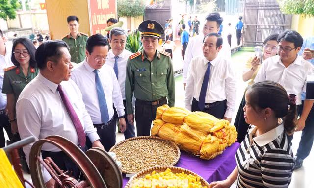Đồng chí Nguyễn Trọng Nghĩa dự ngày hội Toàn dân bảo vệ an ninh Tổ quốc ở Nghệ An