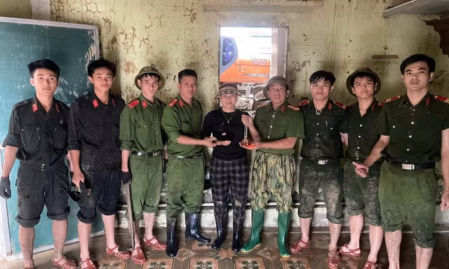 Xúc động nhận lại dây chuyền vàng, điện thoại vùi lấp trong bùn đất sau mưa lũ lịch sử