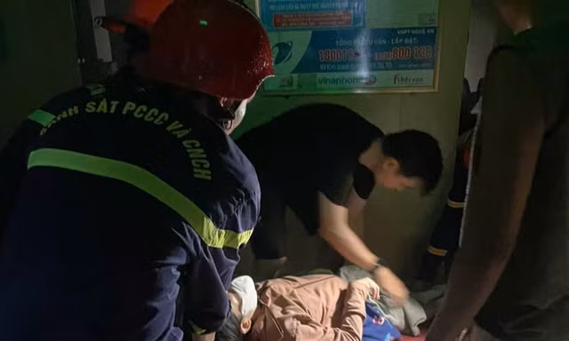 Giải cứu, đưa sản phụ đến bệnh viện trong bão