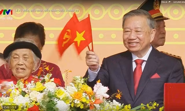 Chia sẻ của Mẹ Việt Nam Anh hùng ngồi cạnh Tổng Bí thư Tô Lâm trong lễ diễu binh