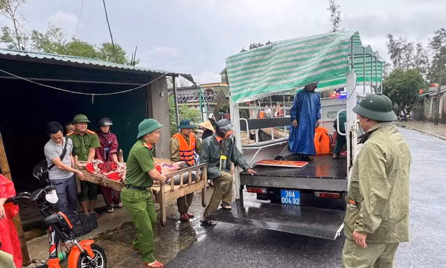 Các lực lượng vũ trang như công an, quân sự, dân quân tự vệ đã đến tận các hộ gia đình để vừa giúp sơ tán, chằng néo nhà cửa, tài sản, vừa hỗ trợ người dân, nhất là người già, trẻ em, người ốm đau, bệnh tật đến địa điểm sơ tán.