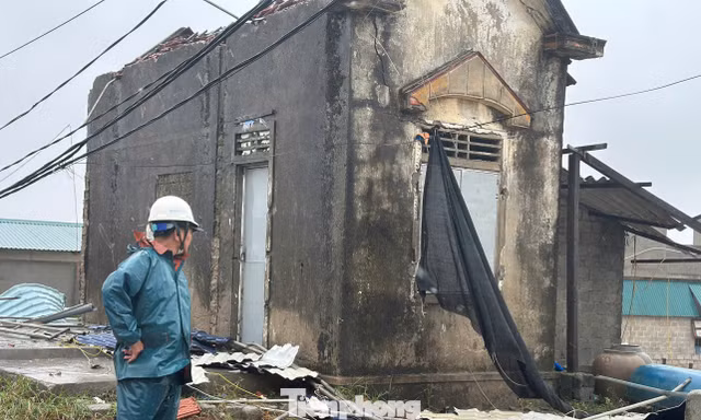 Loạt nhà tốc mái, cây gãy đổ ở Hà Tĩnh trước bão số 5