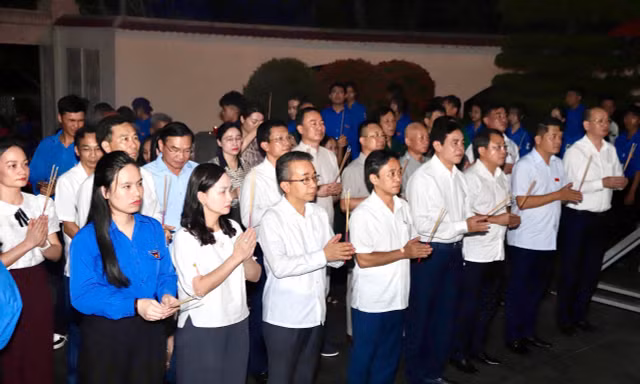 Thắp nến tri ân anh hùng liệt sĩ tại Ngã ba Đồng Lộc