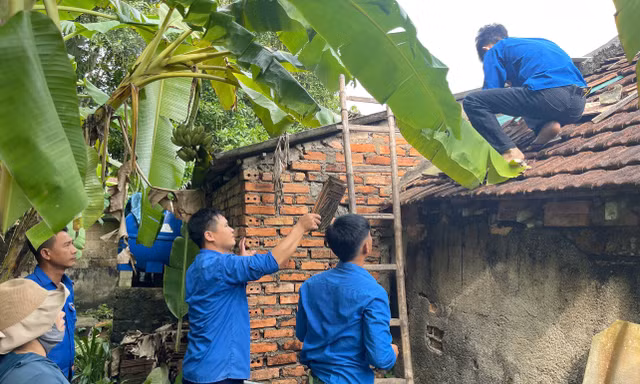 Thanh niên Hà Tĩnh hỗ trợ người dân phòng chống bão số 5