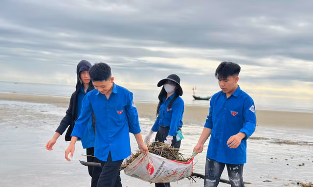 Tuổi trẻ Hà Tĩnh thu gom rác, làm sạch bãi biển sau bão số 3