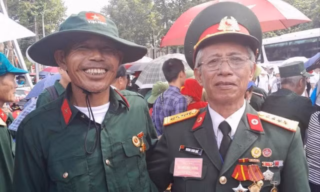 Xúc động chuyện hai cựu binh gặp lại nhau sau 48 năm tại sự kiện A80