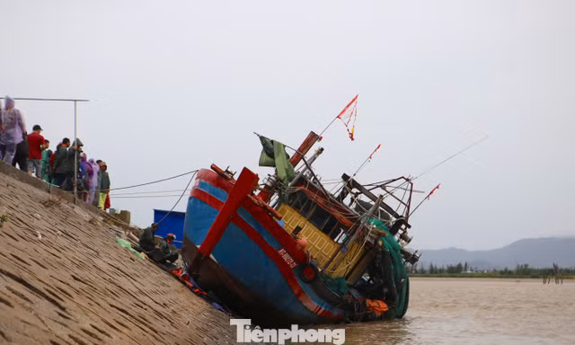 Hàng chục tàu thuyền bị vùi nát, sóng đánh chìm do bão số 5