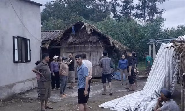 Vừa xem điện thoại vừa sạc, nam thanh niên bị sét đánh tử vong