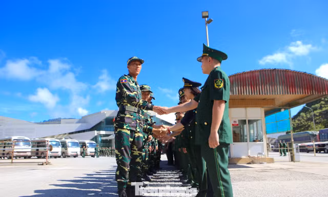 Đoàn quân đội Lào trở về nước sau khi hoàn thành xuất sắc nhiệm vụ A80 