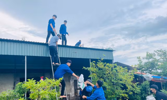 Thanh niên chằng chống giúp người dân ứng phó bão số 5