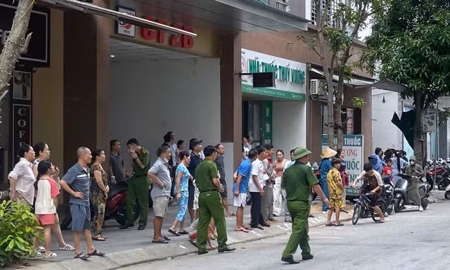 Cháy căn hộ tầng 12 chung cư, nhiều người hốt hoảng tháo chạy
