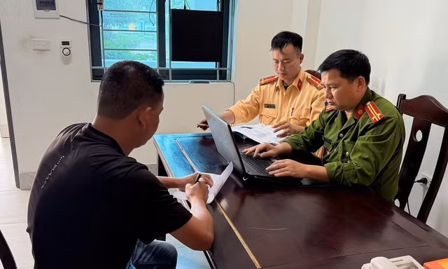 Xử phạt tài xế bán tải đỗ chắn đường, ngồi hiên nhà nói ‘lùi xe mà đi’ 