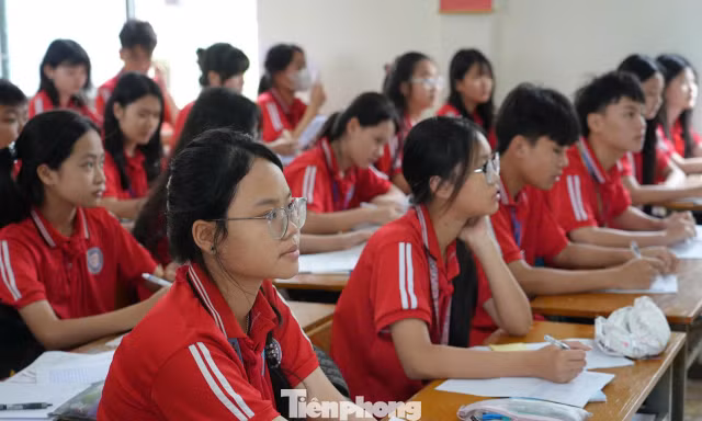 Trong bối cảnh số thí sinh tăng mạnh, kỳ thi tuyển sinh lớp 10 ở Nghệ An năm nay được dự báo sẽ tiếp tục là một cuộc cạnh tranh căng thẳng để giành suất học tại các trường THPT công lập.