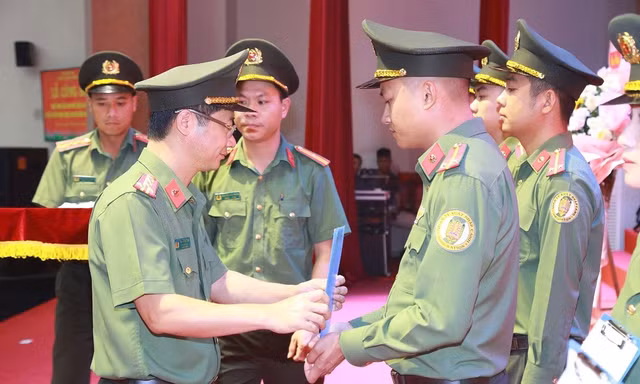 30 nhân viên an ninh sân bay Vinh trở thành công an 