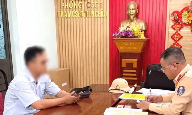 Xử phạt tài xế xe tải ‘phớt lờ’ tín hiệu đường sắt