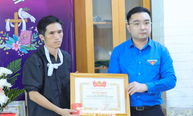 Trao, truy tặng Huy hiệu Tuổi trẻ dũng cảm cho hai bạn trẻ Nghệ An cứu người đuối nước