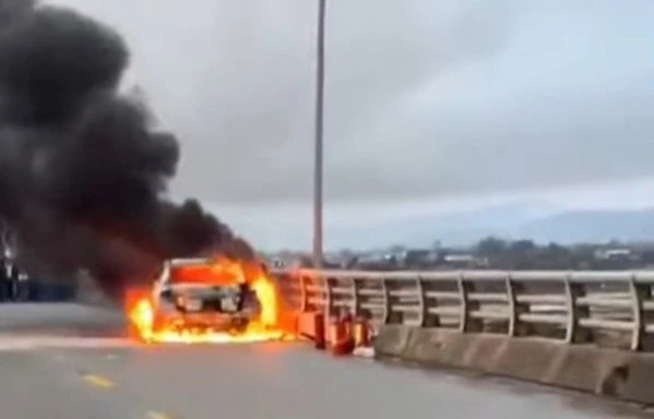 Ô tô cháy ngùn ngụt trên cầu, 3 người thoát nạn