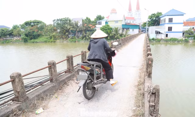 Người dân 'nín thở' mỗi khi qua cây cầu hơn 40 năm tuổi
