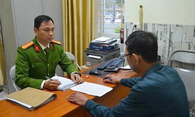 Tạm giữ người mặc áo mưa, che ô kín mặt đập phá ô tô nhà hàng xóm