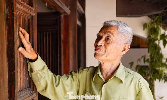 Cận cảnh những ngôi nhà gỗ trăm tuổi ở quê Bác