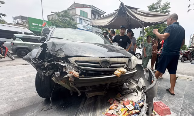 Ô tô lao lên vỉa hè, tông cửa hàng tạp hóa rồi bốc cháy ở Nghệ An