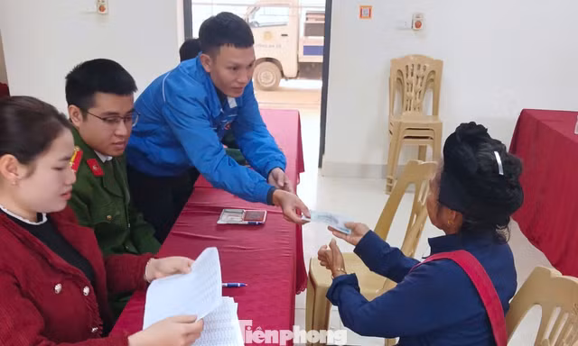 Vượt 50km đường rừng mang quà Tết và Đại hội Đảng đến người có công