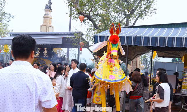 Dâng ngựa tiền triệu ở Đền Ông Hoàng Mười