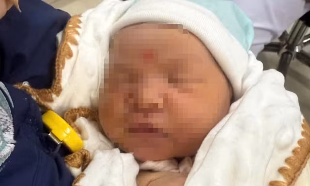 Bé gái 10 ngày tuổi bị bỏ rơi tại bệnh viện lớn nhất Nghệ An