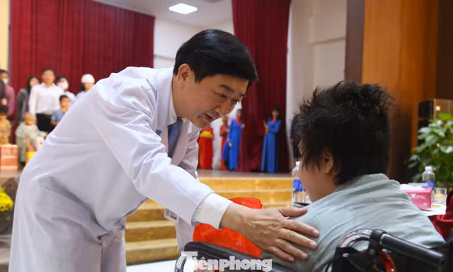 Bệnh nhân ung thư xúc động nhận quà Tết sớm