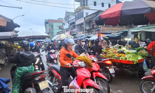 Vỉa hè, lòng đường biến thành chợ
