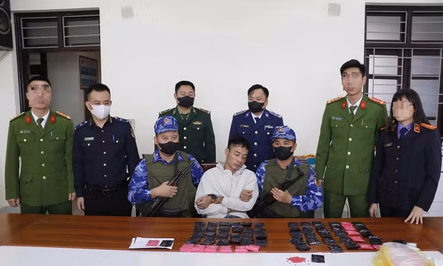 'Ông trùm' lận lưng súng ngắn vận chuyển lượng lớn ma túy tổng hợp 