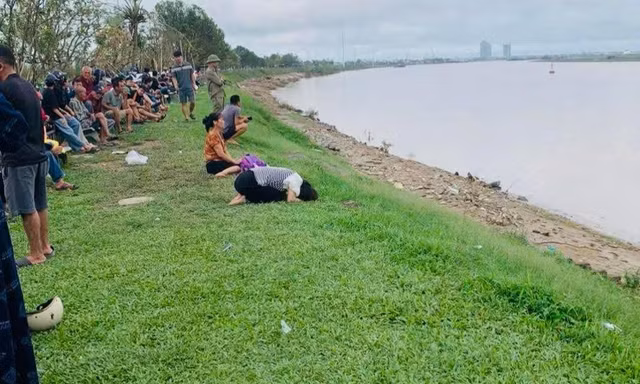 Tìm thấy thi thể nạn nhân cuối cùng vụ người bố ôm 2 con nhảy cầu Bến Thủy 